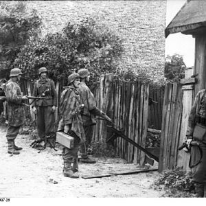 Bundesarchiv_Bild_101I-695-0407-26,_Warschauer_Aufstand,_Infanteristen