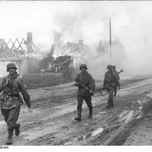 Bundesarchiv_Bild_101I-695-0408-09A,_Warschauer_Aufstand,_Infanteristen_in_Ortschaft