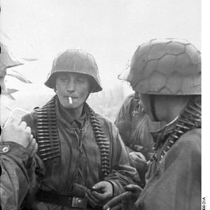 Bundesarchiv_Bild_101I-695-0408-21A,_Warschauer_Aufstand,_rauchende_Soldaten
