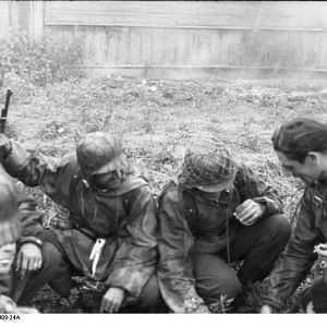 Bundesarchiv_Bild_101I-695-0408-24A,_Warschauer_Aufstand,_Soldaten_bei_Besprechung