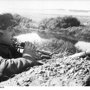 Bundesarchiv_Bild_101I-696-0442-29,_Russland,_Soldat_mit_Handgranate_auf_Posten