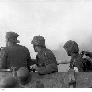 Bundesarchiv_Bild_101I-733-0031-29,_Russland,_Soldaten_auf_Schützenpanzer