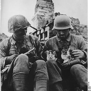 Bundesarchiv_Bild_146-1989-072-20,_Russland,_Soldaten_vor_Ruinen