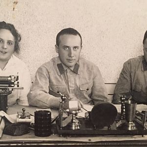 Машинистка 23-го погранотряда Дина (Доня) Михайловна Бондарь с двумя неизвестными военнослужащими. 1926-28 гг.
