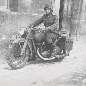 40dkwmotoWH-340351ReimsCaserneColbert_Baydeww2
