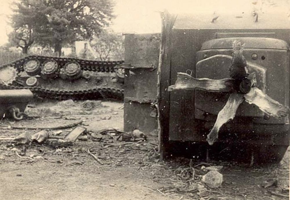 Тяжело после войны. Подбитый танк кв-2. Кв2 танк 1941. Кв-2 в Вермахте. Немецкие танки уничтоженные кв 2.