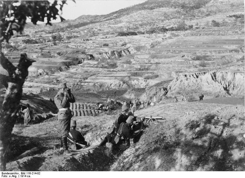 1328312711_bundesarchiv_bild_116-214-02_tsingtau_bismarck-berg_batterie_kampf_um_tsingtau_1914.jpg