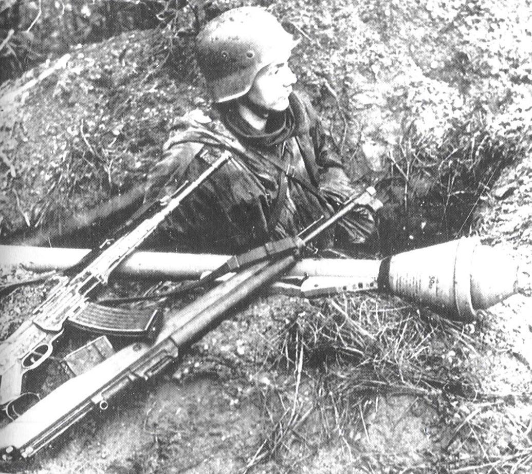 Оружие вермахта второй. Немецкий солдат Gewehr 43. Солдат вермахта с СТГ 44. Солдат СС С STG 44. Немецкий солдат с STG 44.
