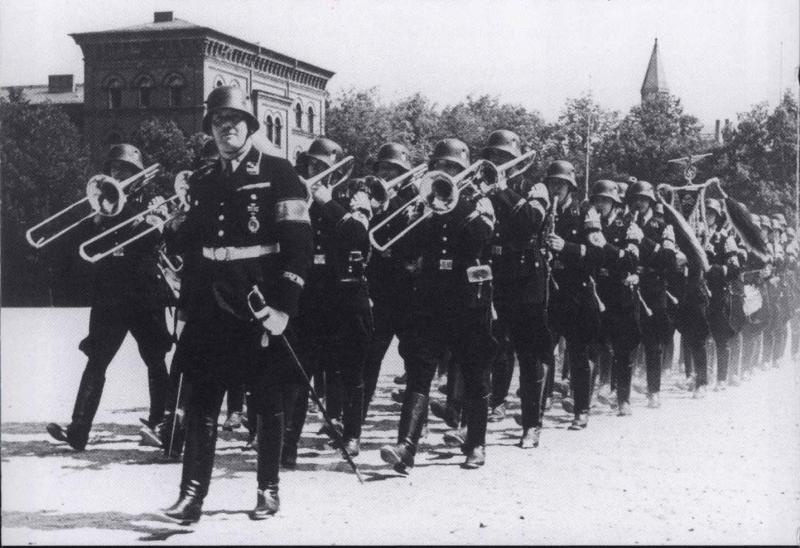 Песня сс слушать. Марш немцев. Фашистский оркестр. Военные марши третьего рейха. Немецкий военный оркестр.