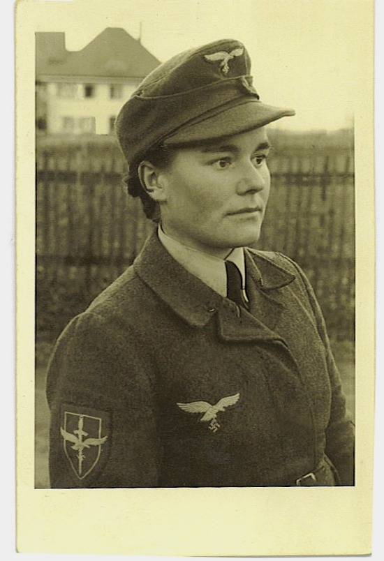 Фашистская женщина. Хельферин Люфтваффе. SS Helferinnen униформа. Женщины рейха. Немки в военной форме.