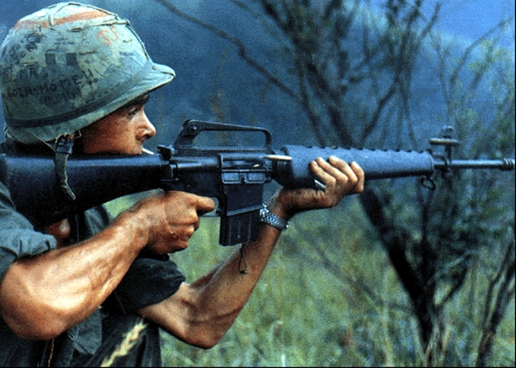М 16 для мужчин. M16 винтовка. M16a1 Вьетнам. М16 Вьетнам. Автомат м16 Вьетнам.