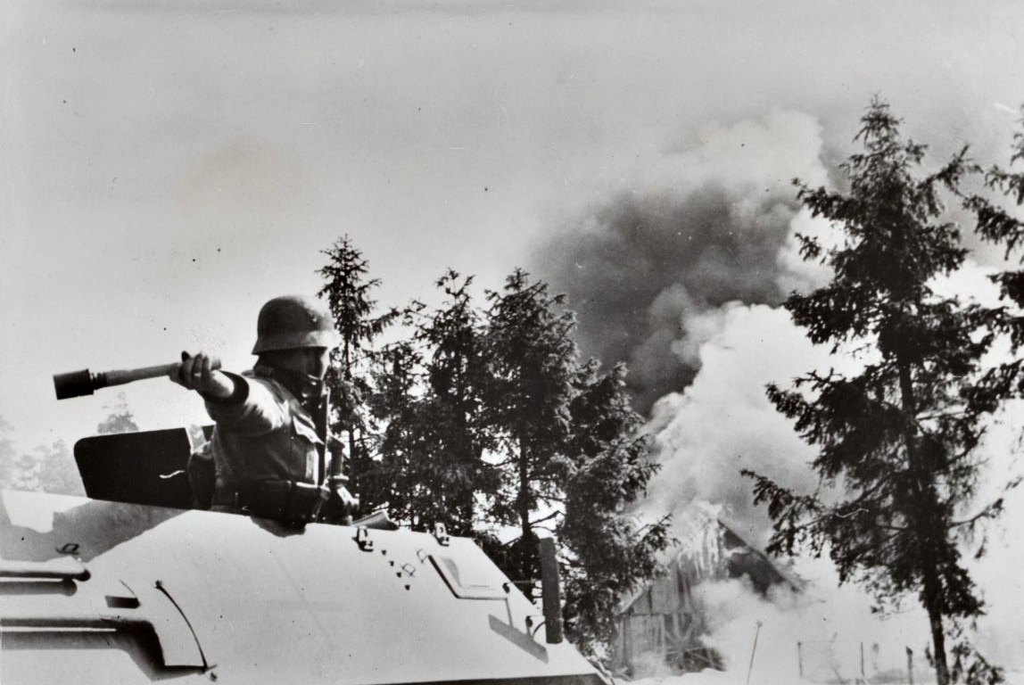 Солдаты кидают. Operation Barbarossa 1941. Граната фашистов. Солдат вермахта бросает гранату.