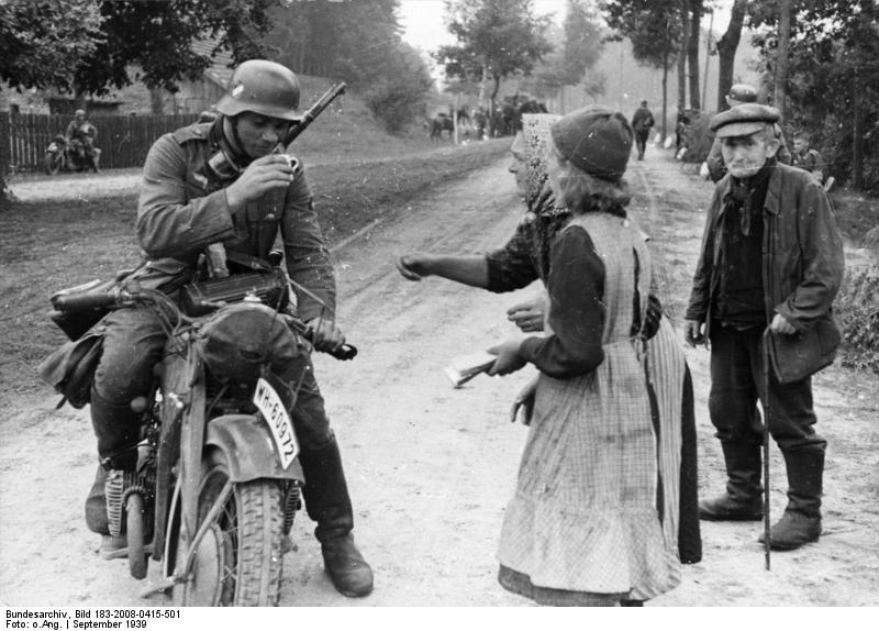 Polen_Zivilisten_Soldat_auf_Krad
