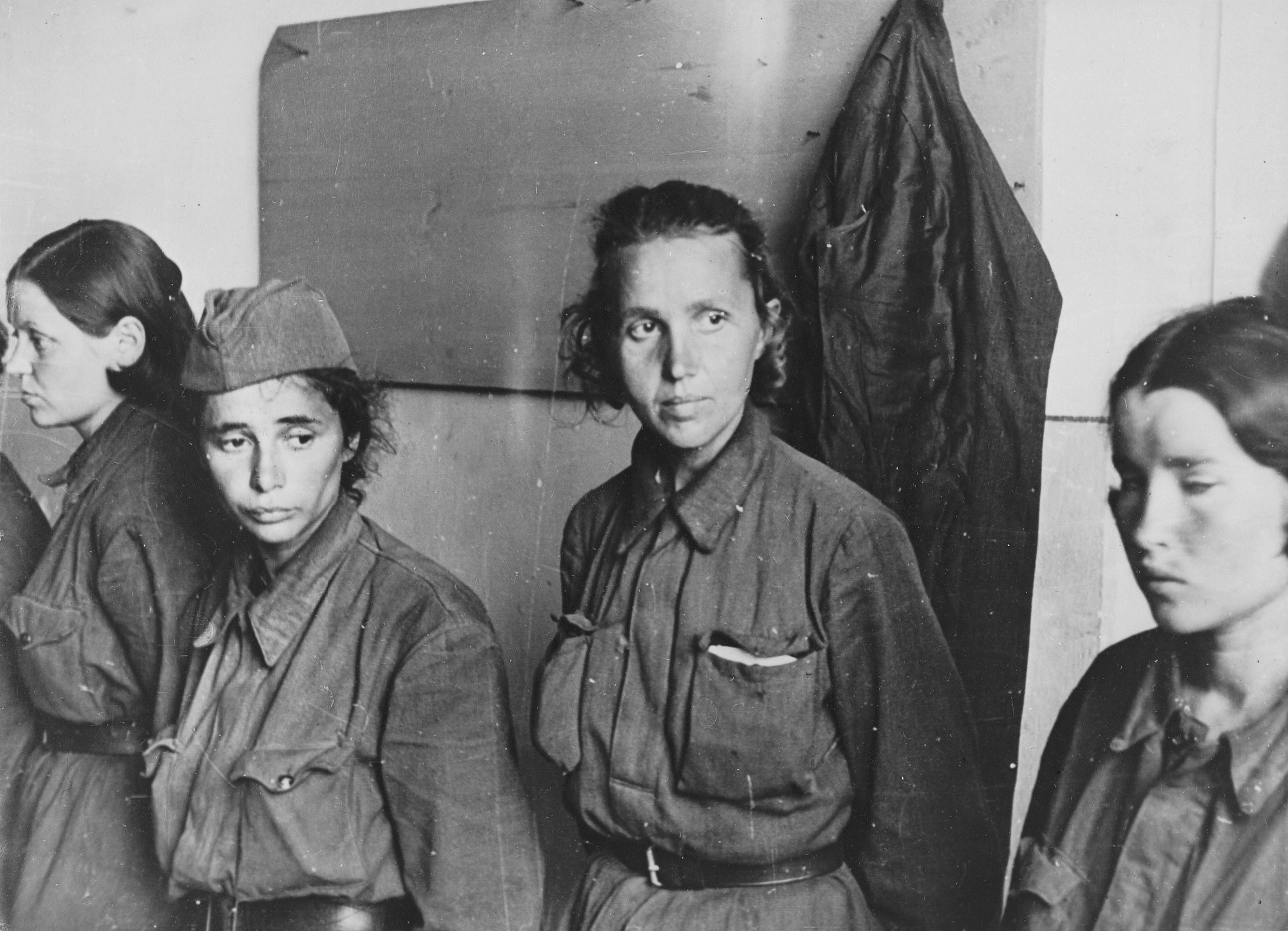 Что делать после войны. Пленные советские женщины-военнослужащие в Невеле. Военнопленные женщины 1941. Пленные красноармейцы женщины 1941. Пленные немецкие женщины в ВОВ 1941-1945.