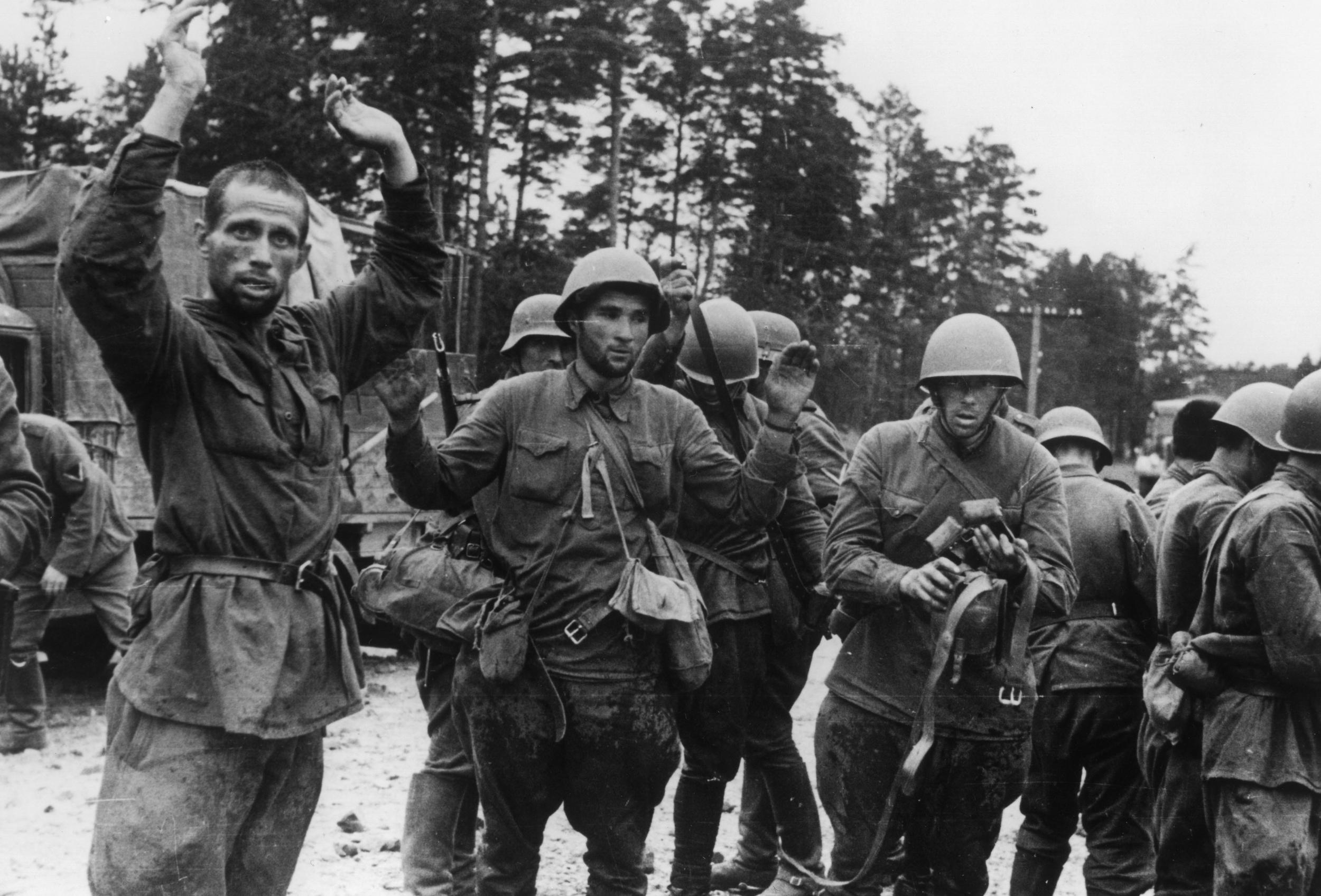 Это было в самом начале войны. Красноармейцы сдаются в плен 1941. Советские солдаты 22 июня 1941. Пленные солдаты РККА 1941 Г. Военнопленные красноармейцы 1941.