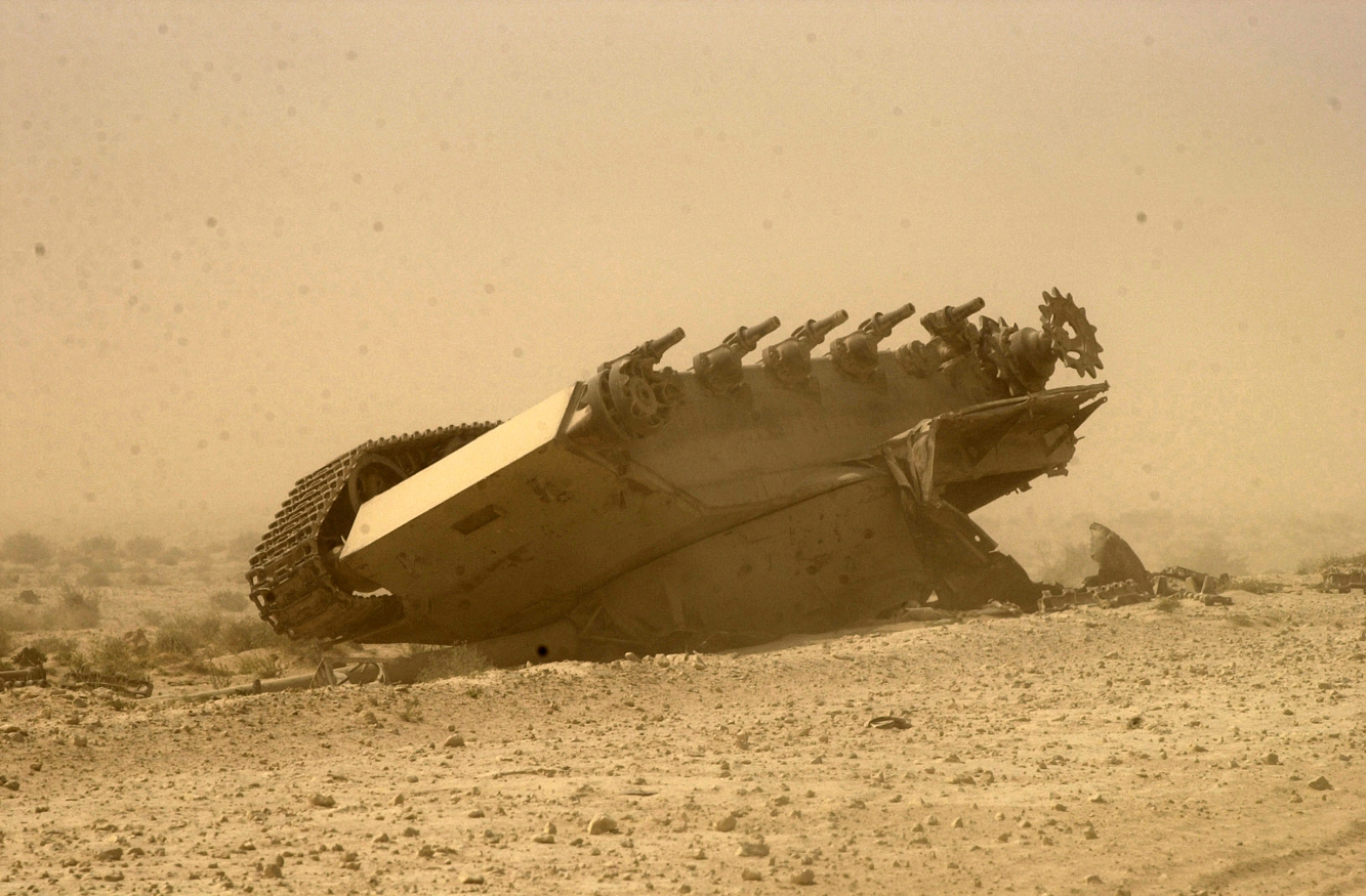 Подбитый челленджер. Т55 танк подбитый. Подбитые иракские т-55. Уничтоженный т 55. Уничтоженные танки в пустыне.