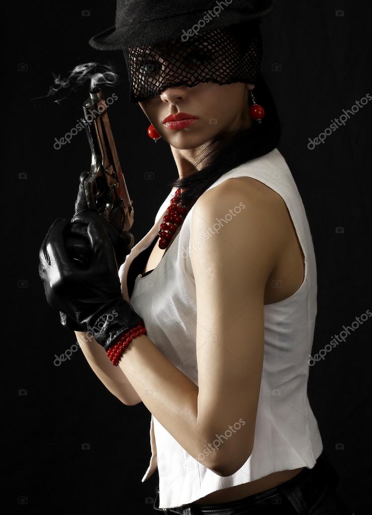 Включи девочки бандитки. Женщина с пистолетом. Женщина с револьвером. Фотосессия с пистолетом. Женщина в маске с оружием.