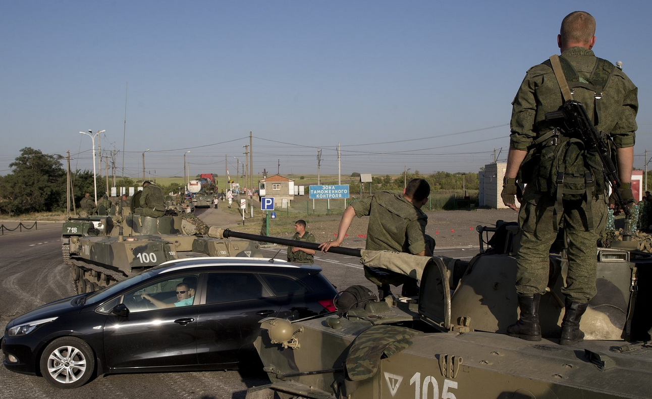 Российские войска пересекают границу с Украиной. Колонна бронетехники. Колонна российских войск. Блокпост на границе с Украиной.